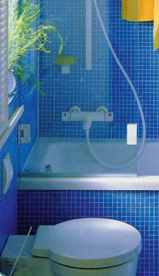Дизайн маленькой ванной комнаты в голубых тонах