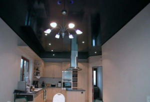 натяжной потолок на кухне